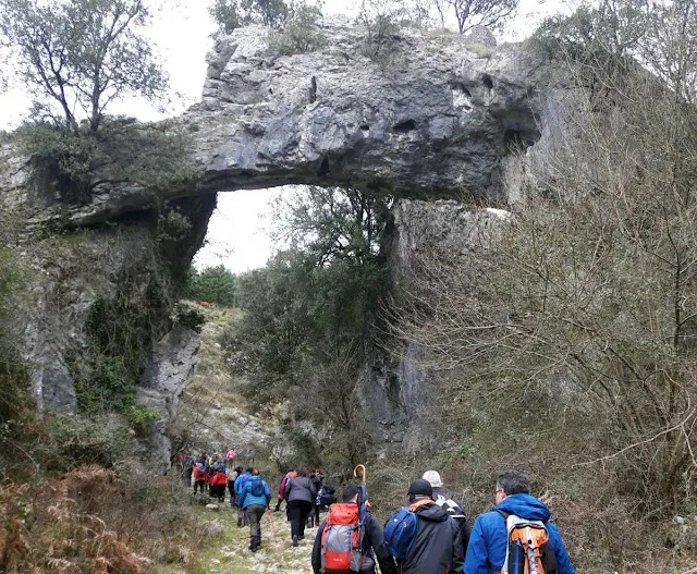 Salida montañera a Dima: paseo por el monte Garaio y visita a la cueva de Baltzola